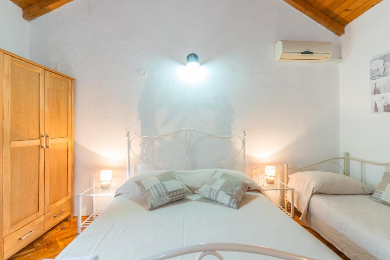 Apartmani Bugenvilija Brbinj Exteriér fotografie